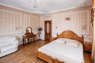 Гостиница Таврическая Симферополь Люкс с кроватью размера «king-size» и балконом-2