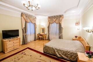 Гостиница Таврическая Симферополь Номер Делюкс с кроватью размера «king-size»-4